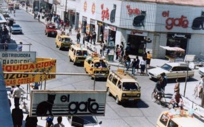 Caravana de furgones escolares por calle 1 Sur, Década de los 80′.
