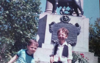Dos hermanos junto a la loba de Plaza Italia de Talca, año 1986.