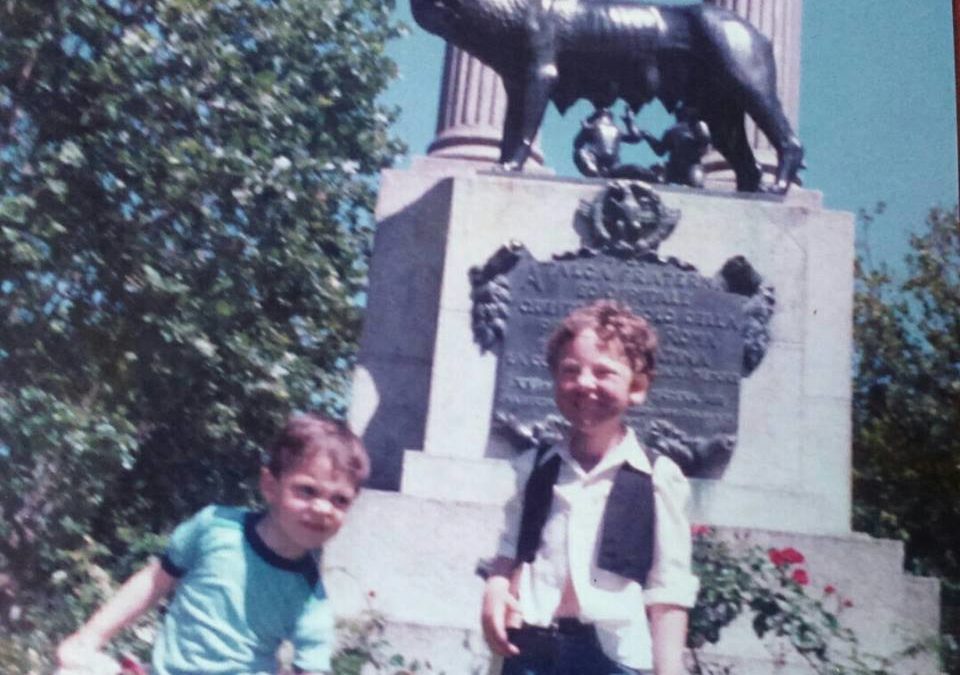 Dos hermanos junto a la loba de Plaza Italia de Talca, año 1986.