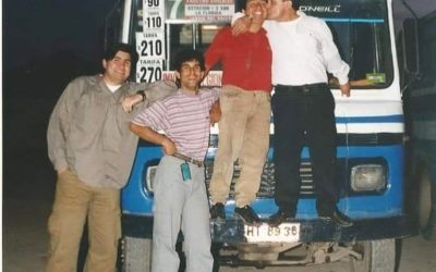 Jóvenes posan con micro Abate Molina de fondo. Talca, s.f.