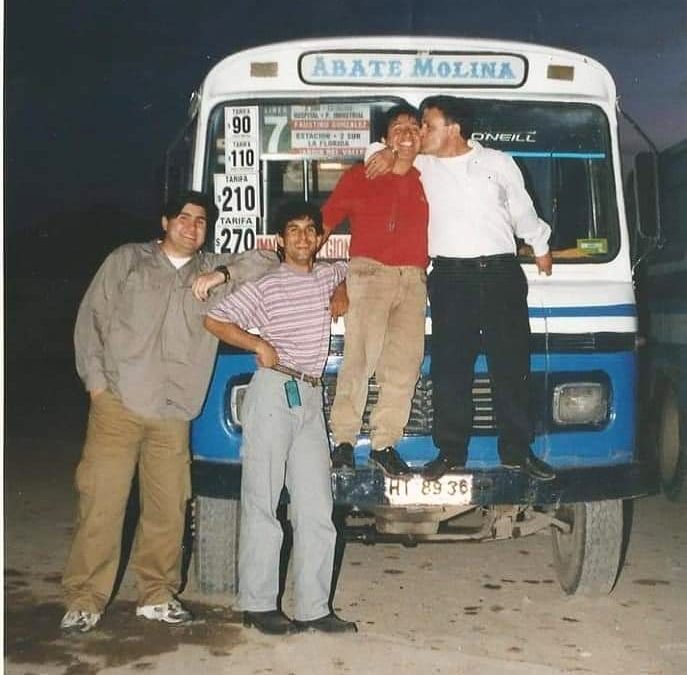 Jóvenes posan con micro Abate Molina de fondo. Talca, s.f.