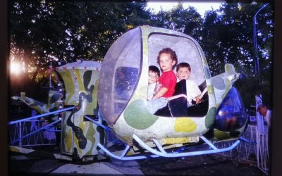 Niños se divierten en juegos de la FITAL. Talca, s.f.