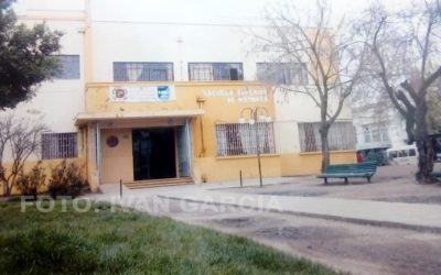 Vista hacia entrada oriente de Escuela Las Concentradas, Talca. S.f.