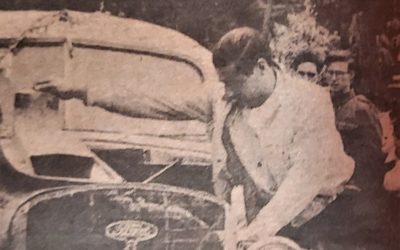 Lorenzo Varoli examina su vehículo Ford, Talca (s.f.)