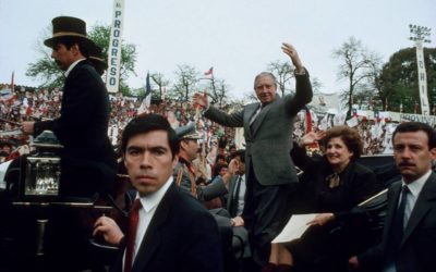 Pinochet en acto de campaña del “Si” en Estadio Fiscal de Talca, año 1988.