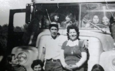 Conductor y estudiantes de la Universidad Técnica del Estado. Talca, década de 1960