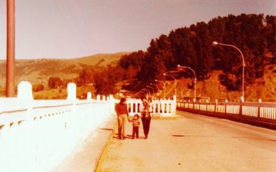 Paseo familiar en antiguo puente Río Claro, año 1981