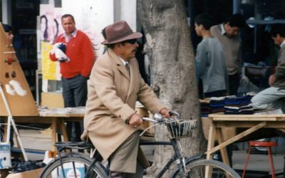Señor en bicicleta por el centro de Talca, año 2000