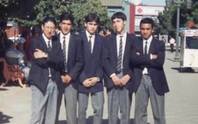 Estudiantes posan en Plaza de Armas de Talca, año 1994