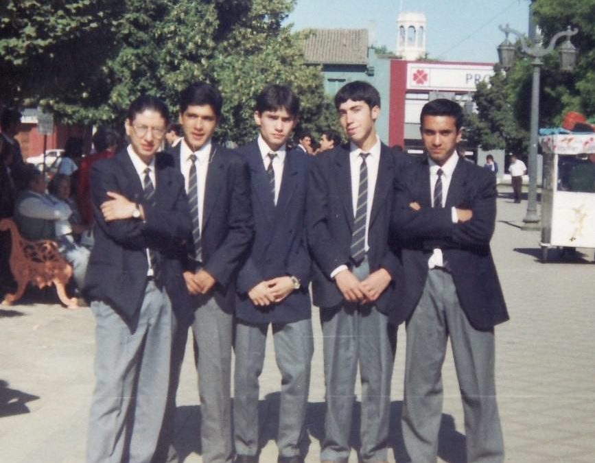 Estudiantes posan en Plaza de Armas de Talca, año 1994