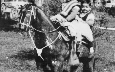 Niños posan para fotógrafo de Plaza Cienfuegos y su caballo, s.f.