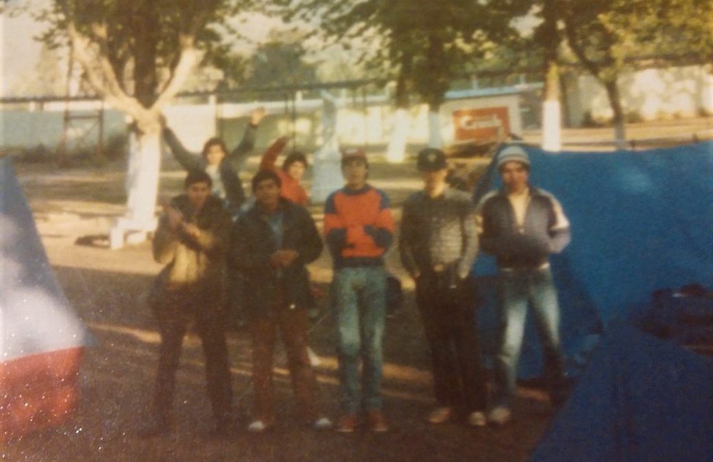 Hinchas acampando en Estadio Fiscal de Talca, s.f.