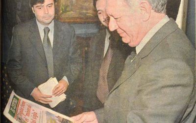 Ricardo Lagos lee periódico de Diario El Centro, s.f.