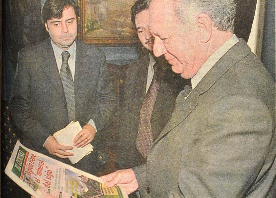 Ricardo Lagos lee periódico de Diario El Centro, s.f.