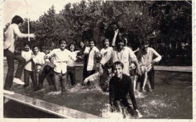 Liceanos festejan fin del año escolar en pileta Plaza Cienfuegos, 1972