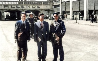 Jóvenes posan en paso bajo nivel de calle 1 Sur, año 1964