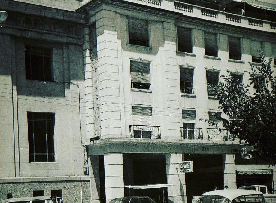 Antiguo edificio frente a Plaza de Armas, década de 1960