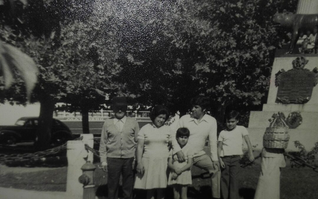 Familia talquina en Plaza «La Loba» de Talca, año 1974