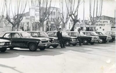 Taxistas ubicados en exterior de Estación de Talca, s.f.