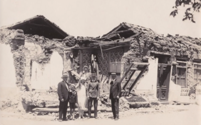 Personas posan frente a ruinas luego del Terremoto de 1928