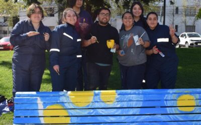 Estudiantes pintan bancas de la Alameda de Talca con reconocidas obras de arte
