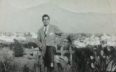 Hombre posa con vista a Talca, año 1951