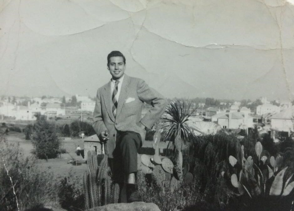 Hombre posa con vista a Talca, año 1951