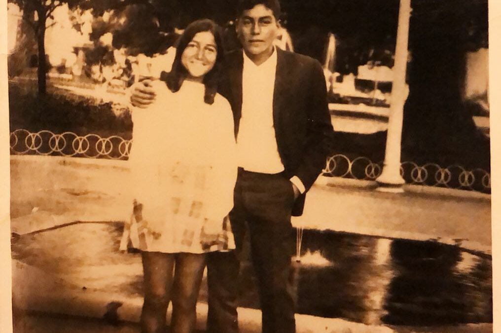 Jóvenes en Plaza de Armas de Talca, año 1971