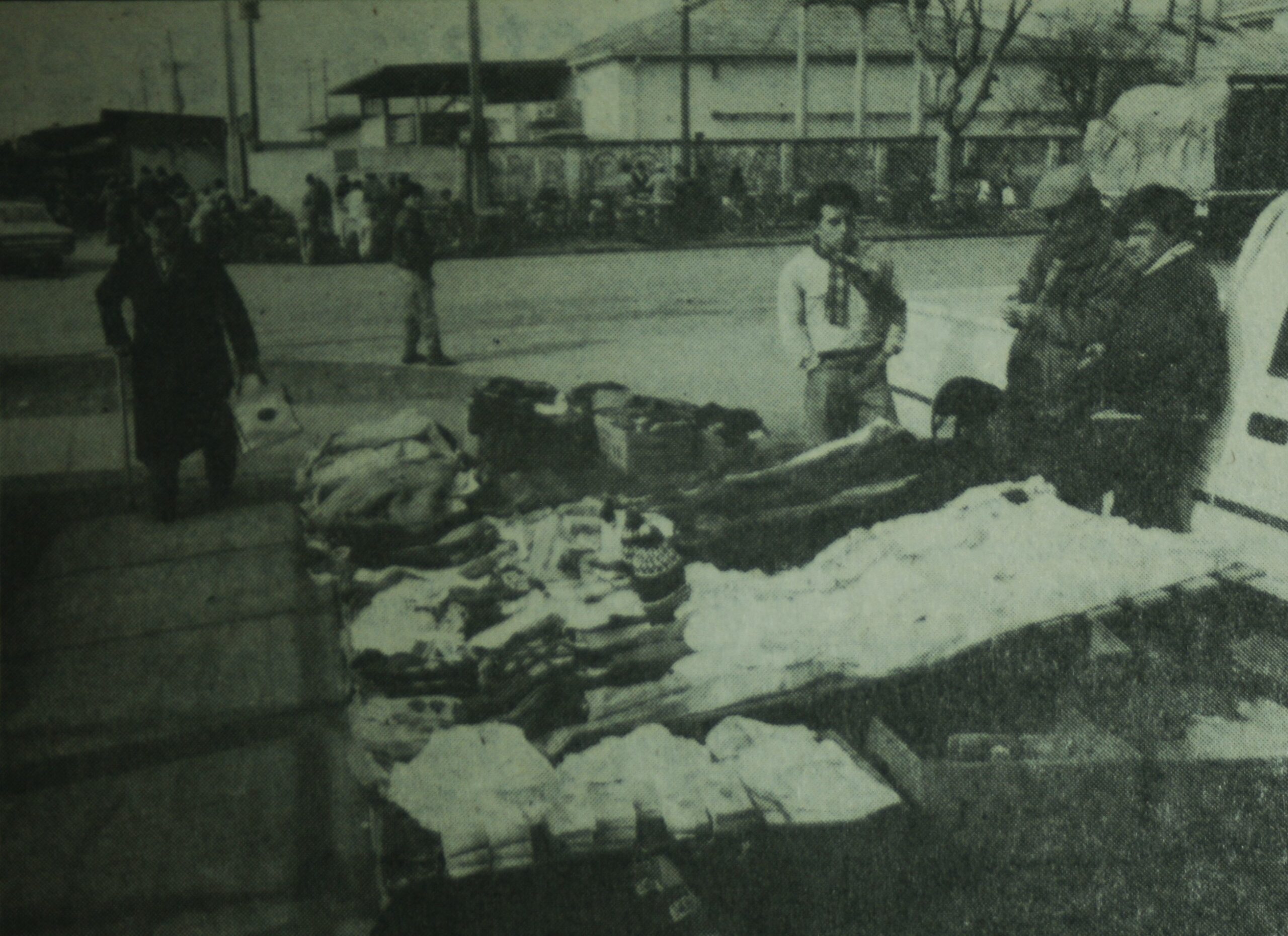 Comerciantes ambulantes frente al CREA Talca, año 1992