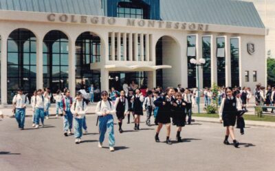 Estudiantes salen de Colegio Montessori de Talca, año 1998