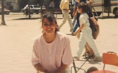 Joven talquina en Plaza de Armas, año 1990