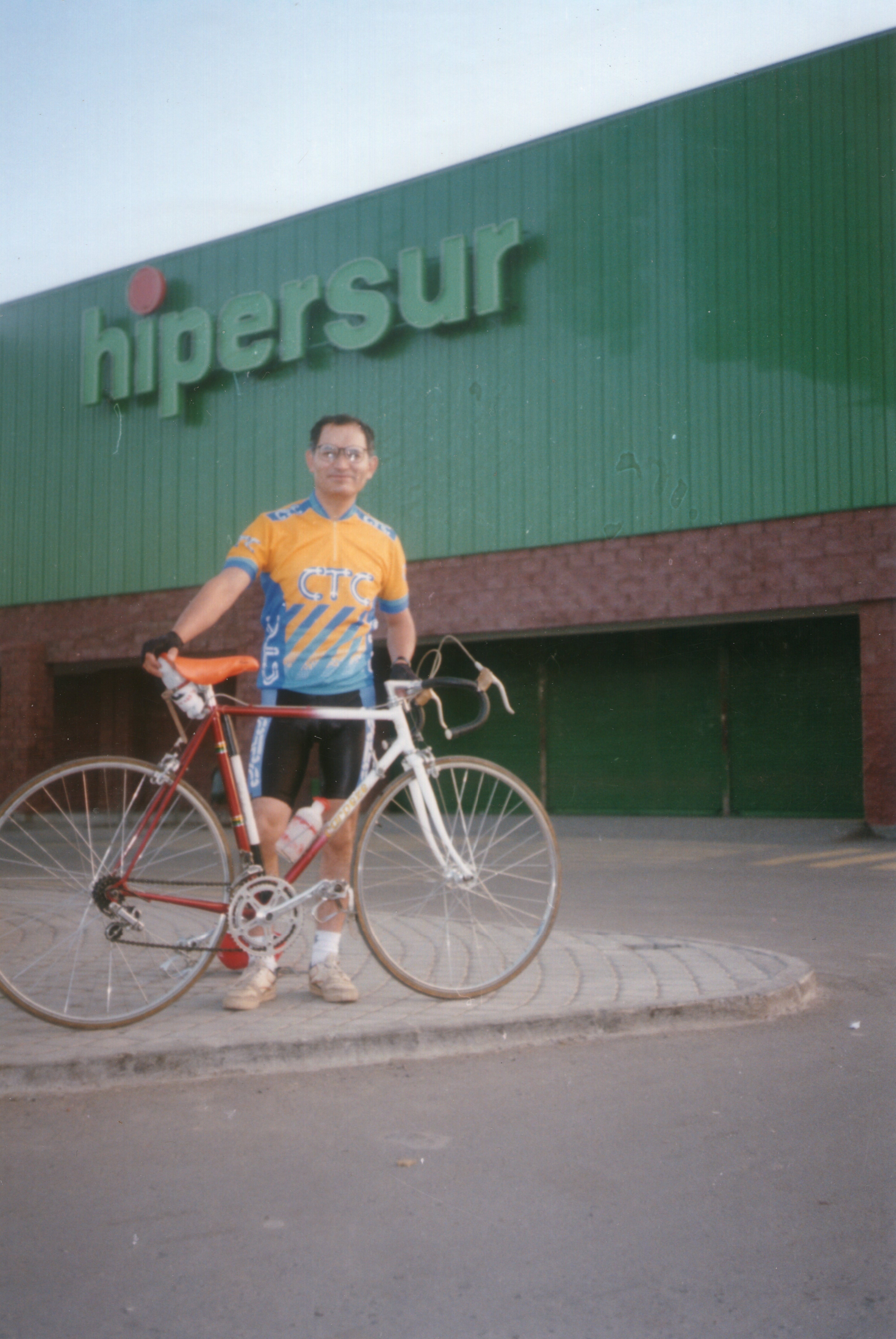 Ciclista frente a Supermercado Hipersur de Talca. Década de 1990