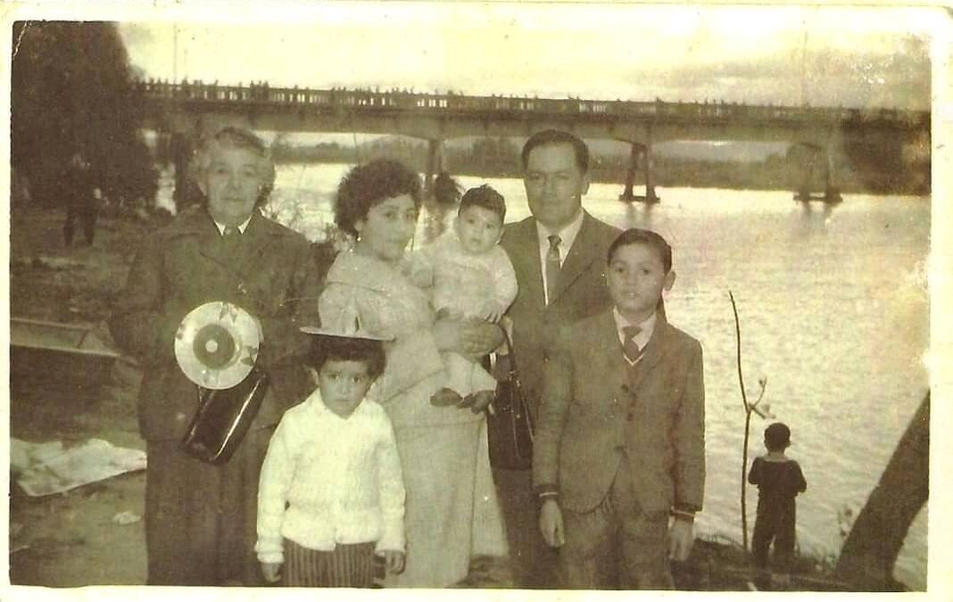 Familia talquina en Balneario Río Claro de Talca, s.f.