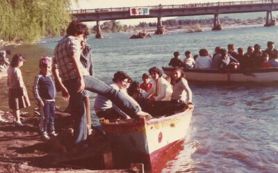 Familias comparten botes a orillas del Rio Claro, Década de 1980.