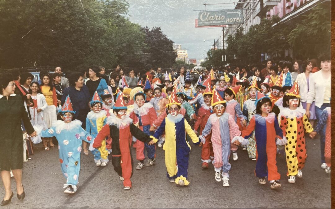 Desfile de niños en el centro de Talca, año 1983