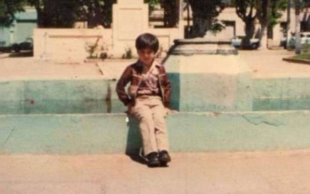 Joven posa en pileta de Plaza Las Heras de Talca, s.f.