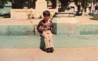 Joven posa en pileta de Plaza Las Heras de Talca, s.f.