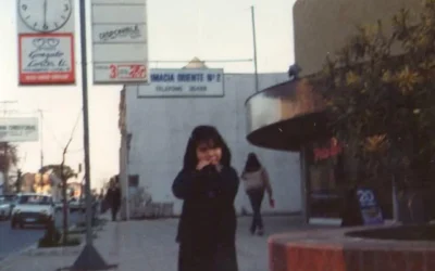 Niña en frontis de Edificio Caracol, año 1984